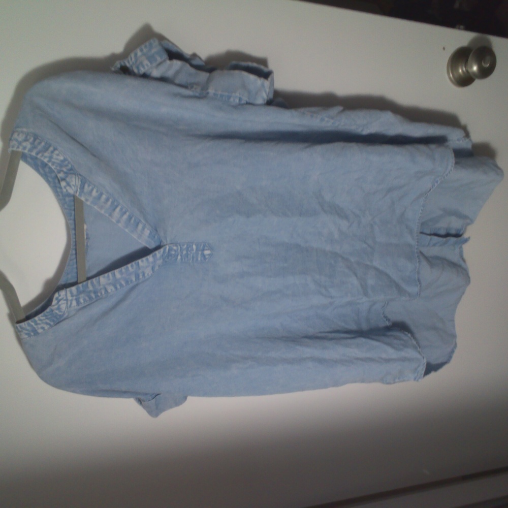 Gene like material shirt super cute buttons down the back